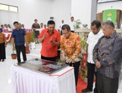 Bupati Kupang Tandatangani Prasasti Renovasi Gereja Getsemani Tarus Timur
