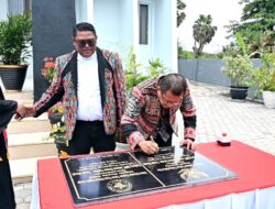 Bupati Kupang Dan Ketua Sinode GMIT Resmikan dan Thabiskan Gereja Emaus Oebelo